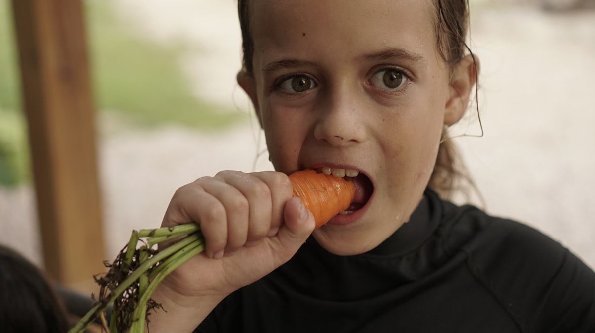 Enfant mangeant sainement